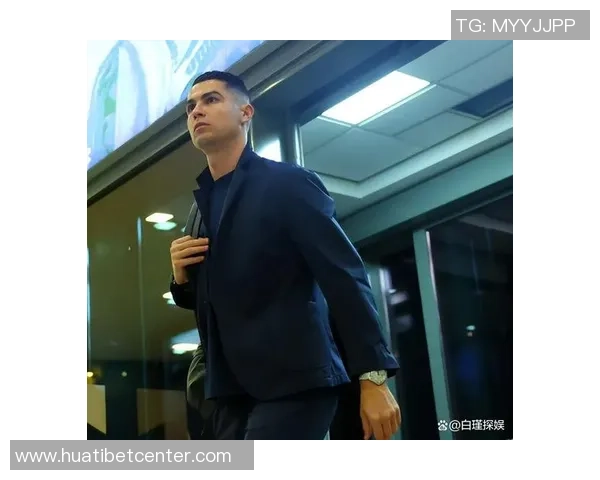 四十岁C罗社交媒体分享新照依旧帅气时尚引人注目