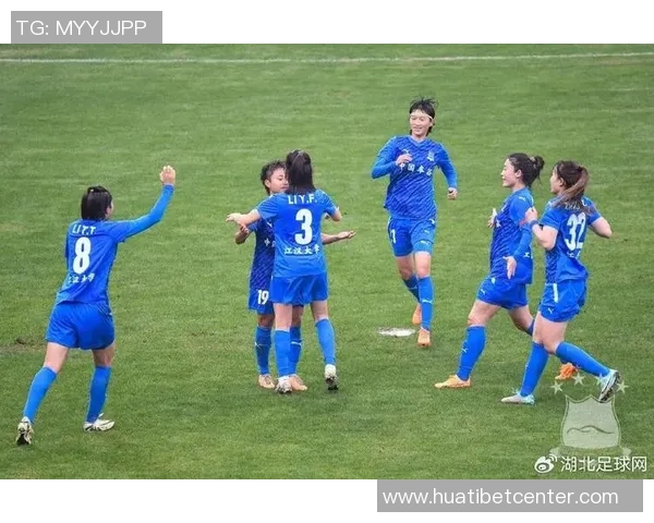 武汉车谷江大女足赛后自豪展示国旗合影庆祝中国骄傲时刻